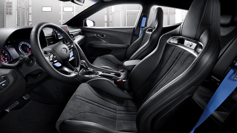 Καθίσματα με φωτιζόμενο λογότυπο από τη Hyundai